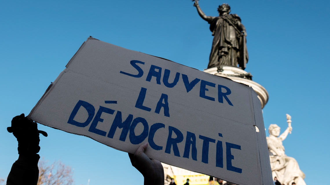 « La France en crise : une démocratie menacée par les choix économiques et les conflits internationaux