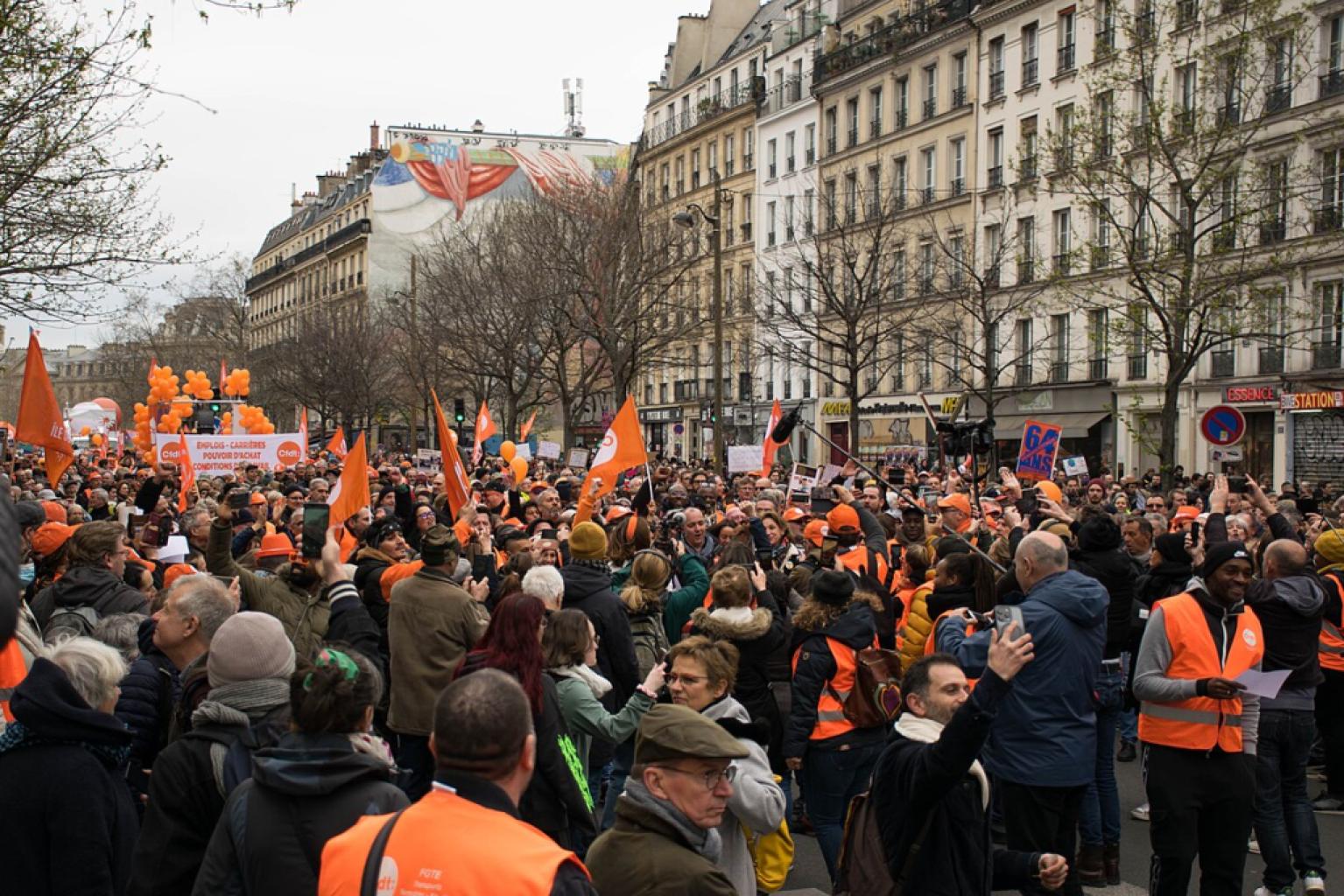 Bayrou condamne la menace de blocage du pays, mais son plan économique plonge la France dans le chaos