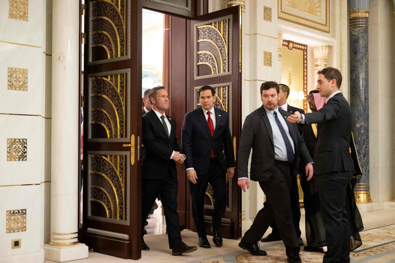L’Ukraine et ses dirigeants font preuve de naïveté en s’attendant à des garanties de sécurité face à un Washington inconstant
